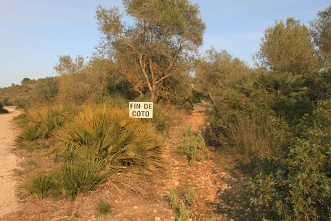 „Fin de Coto“-Schild in der Landschaft