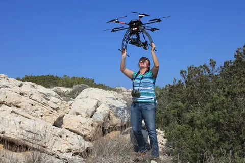 Helfer startet den Hexakopter